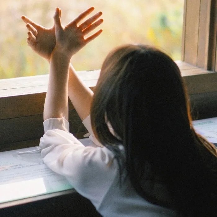 他从废墟中走来